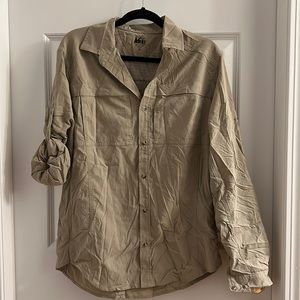 REI NEW Men’s Sahara Tech performance/hiking Shirt - sz Med BeachWood color